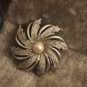 Vintage beauty flower pin with one white stone in the center